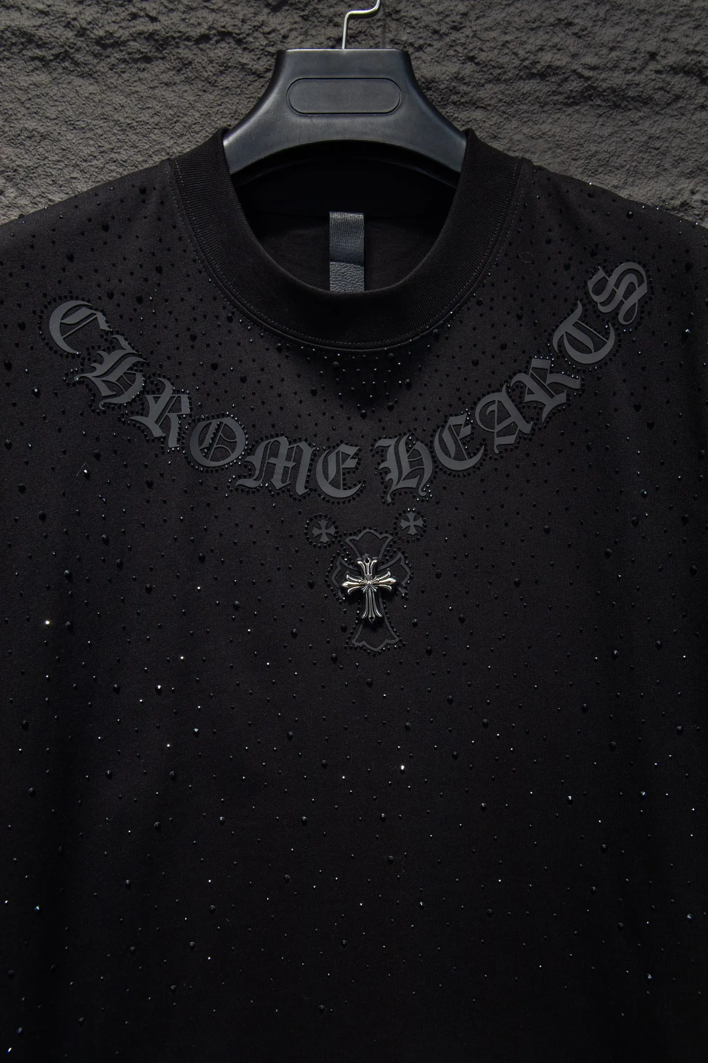 🅿️200 Style number: 7247# 🆕Chrome hearts 25ss os version is really charming. Chrome hearts are really unique. Every season’s new version is the best. It is very practical and can be worn casually. Nice✔️ - ⚠️100% cotton, using 32 double yarns and 260 grams of fabric Made of imported knitting needle carded cotton, the thickness is moderate, drapey and contoured, making the upper body comfortable! ! It is very tolerant to fat body types and can instantly lose five pounds after wearing it!  Specially ordered many Austrian hot diamonds, which have the bling bling effect of natural crystals under the light, with multi-faceted reflective points, and the production cost is extremely high. The laser molding includes a computer engraving machine and a laser machine, which are accurate in granular units. Finally, it is hot and set at high temperature. After the hot stamping, the firmness needs to be tested repeatedly on the hot stamping. It can show colorful reflections under the light. The collar webbing extends to the shoulders for reinforcement, and the stitching at the joints. The hem and cuffs are all made with 0.2mm gauge double-thread turning. It is carefully produced at a high cost. The attitude of making goods with a magnifying glass restores the quality and effect of the product. The full set of customized accessories only presents every detail to the customer. Printing with film printing, 50,000 positioning, which is very time-consuming. The addition of handmade elements to the body greatly increases the interest of the clothing; unique visual effects. After special treatment, a unique effect is formed. An irregular hem is added to the version. This year's Kroxin is the main version. In the past two years, the oversize version has become the focus of the trend and has been a popular staple in the past two years. The change of designers has made this brand an instant hit. The progressive fashion of the times also needs the blood impact of fresh elements and trendy designs in order to continue its glory! It’s stylish both inside and outside, a must-have for high street travel! An absolute "eye-catching style" that can match couples 💏 Color: Black White Size: S M L XL